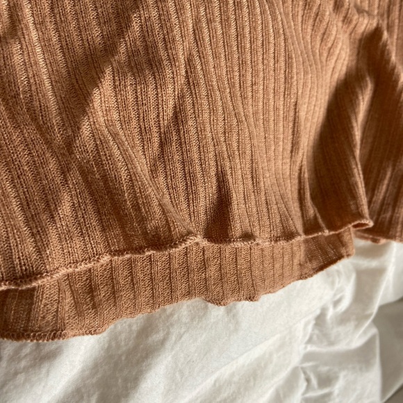 Size Large- Cropped scalloped t shirt- Shein- Never Worn🌸 - Picture 2 of 2